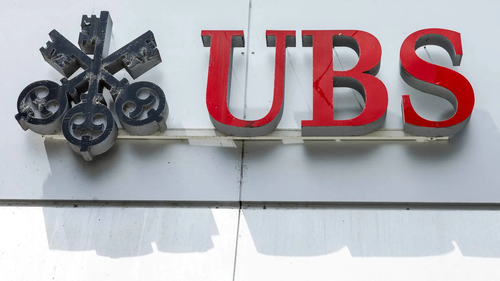 بنك UBS يبيع حصته البالغة 50% في «سويس كارد» إلى «أميركان إكسبريس»