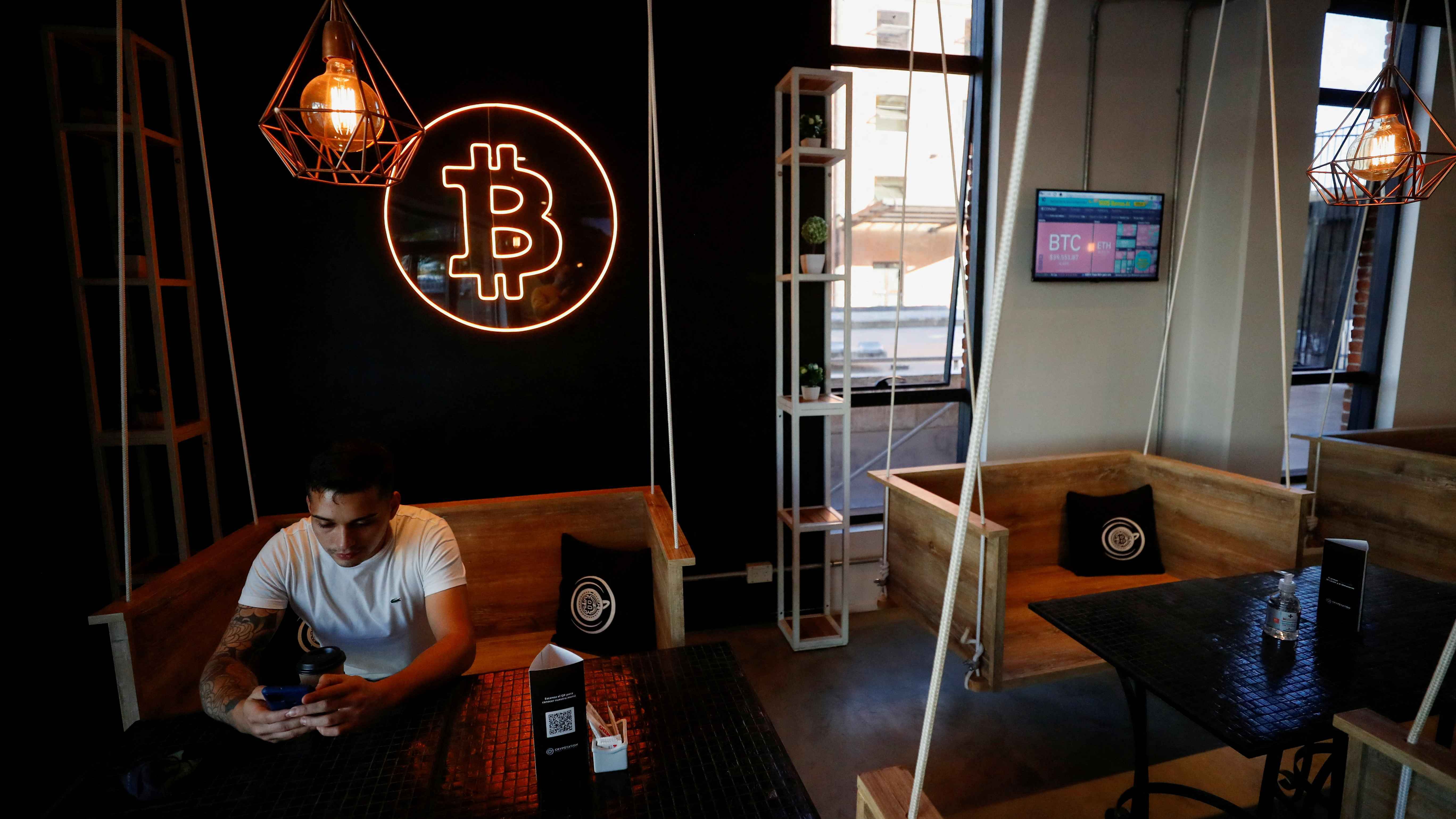 «بيتكوين» بـ1.5 مليون دولار.. هل تصدق نبؤة «شجرة المال»؟ 