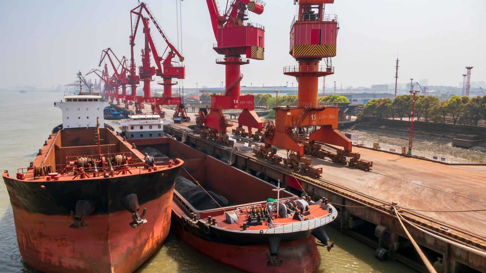 هرمز يُعيد الفحم للواجهة.. هل ينتهي زمن الطاقة النظيفة؟ 