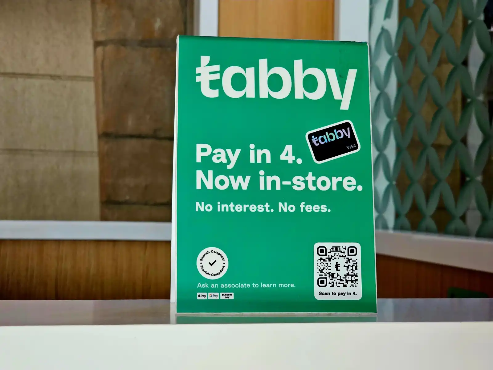 لافتة تروّج لخدمة (Tabby) لتسهيل الدفع على 4 أقساط بدون فوائد أو رسوم، دبي، الإمارات، 27 أكتوبر 2024.