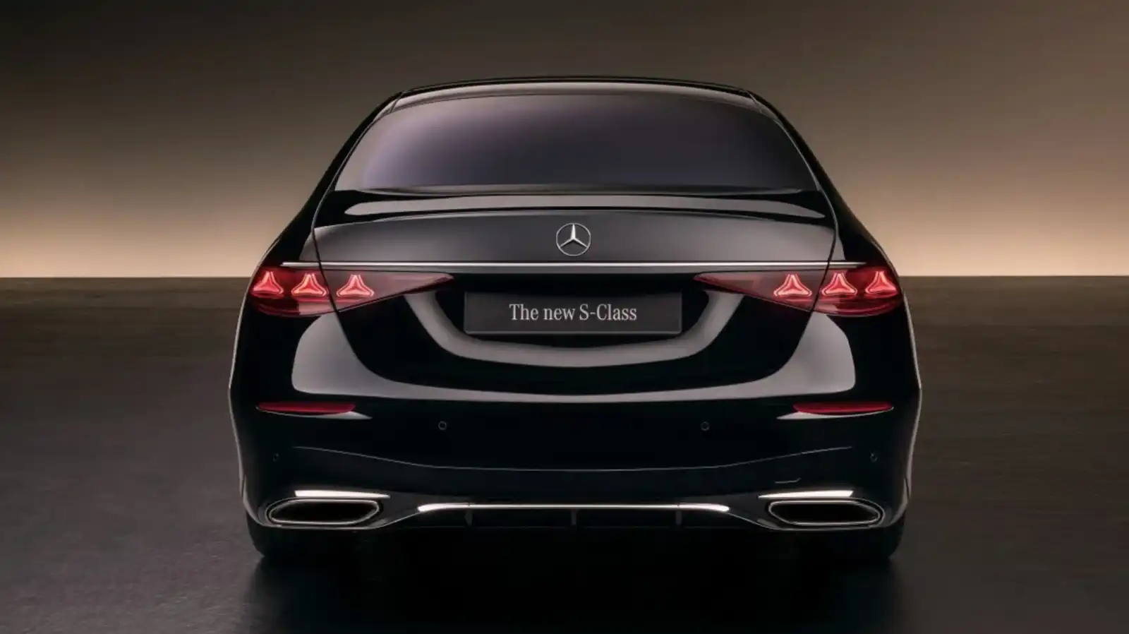 تظهر الصورة الجهة الخلفية لسيارة مرسيدس S-Class الجديدة