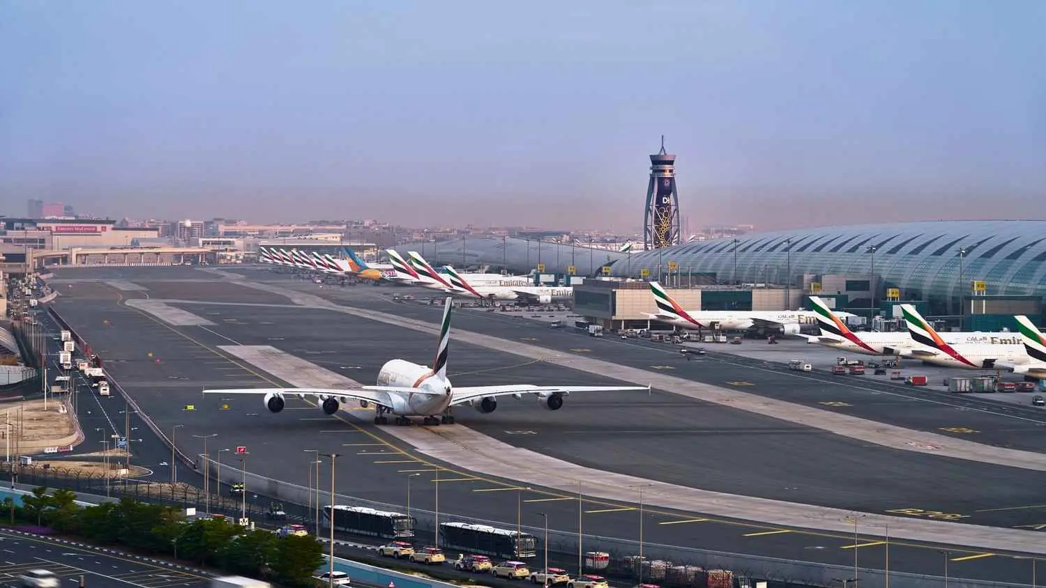 مجموعة من الطائرات في مطار دبي الدولي، دبي، الإمارات