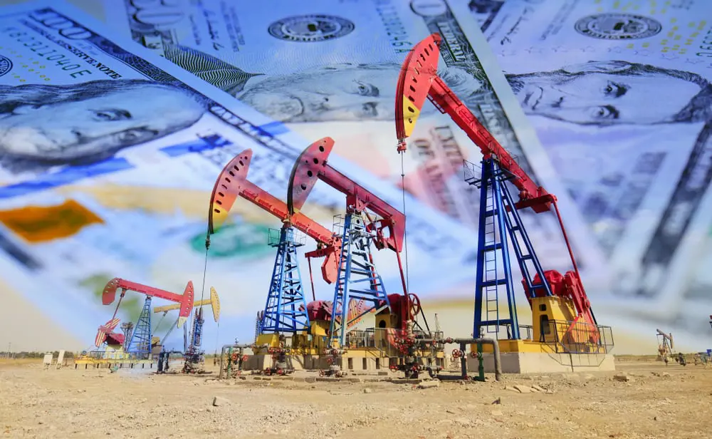 النفط يرتفع من قاع 4 أشهر.. كيف تخطت الأسعار الزيادة المفاجئة بالمخزونات؟