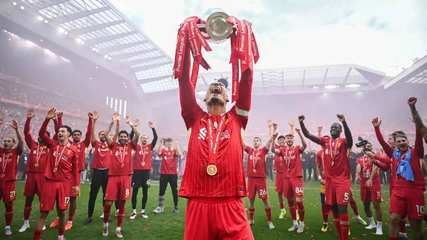 المدافع الهولندي فيرجيل فان ديك، لاعب ليفربول، يرفع كأس الدوري الإنجليزي الممتاز في ليفربول، إنجلترا، في 25 مايو 2025