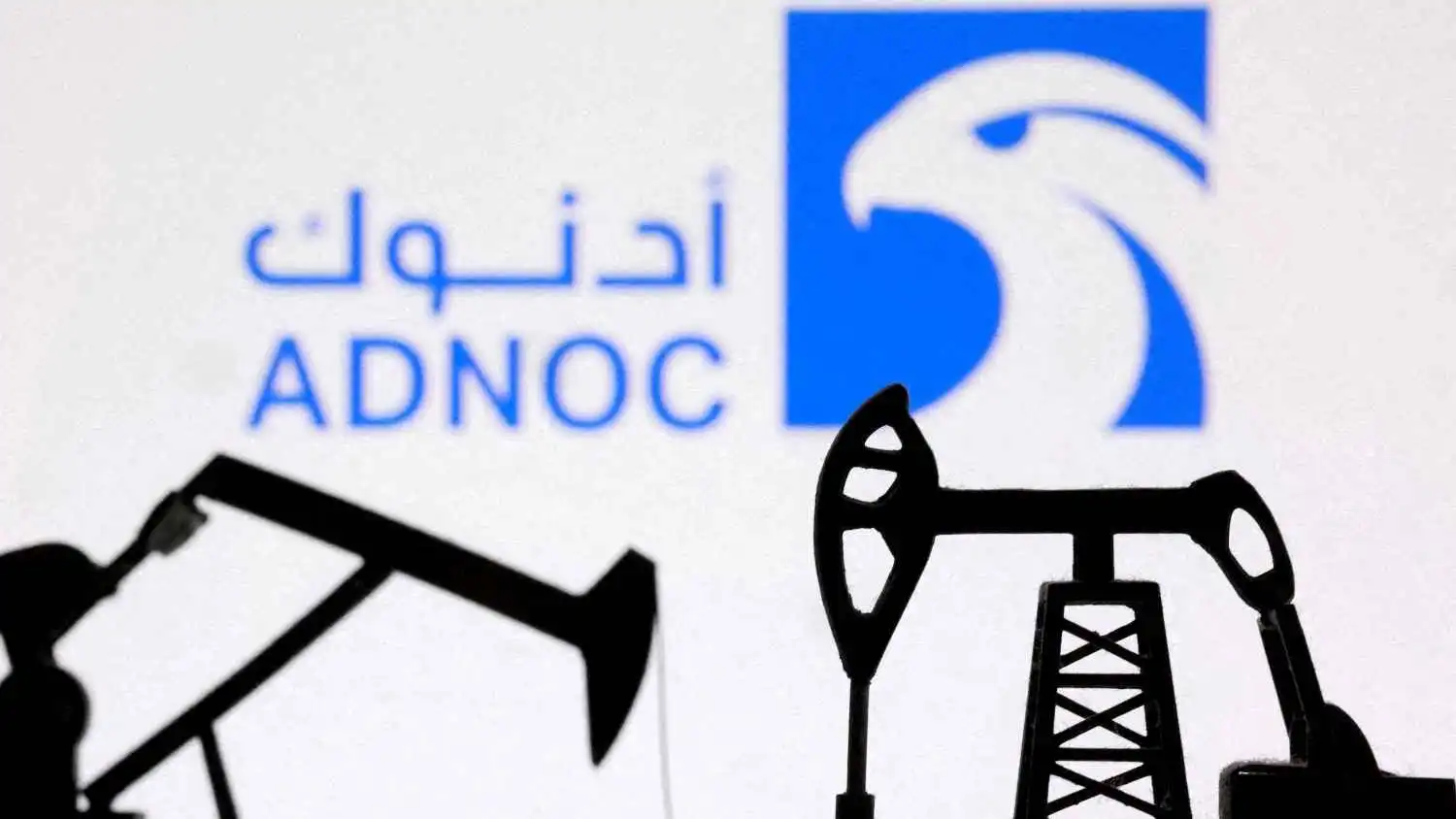 مضخات نفط وشعار شركة بترول أبوظبي الوطنية (أدنوك) في هذا الرسم التوضيحي الذي تم التقاطه في 2 مارس 2026