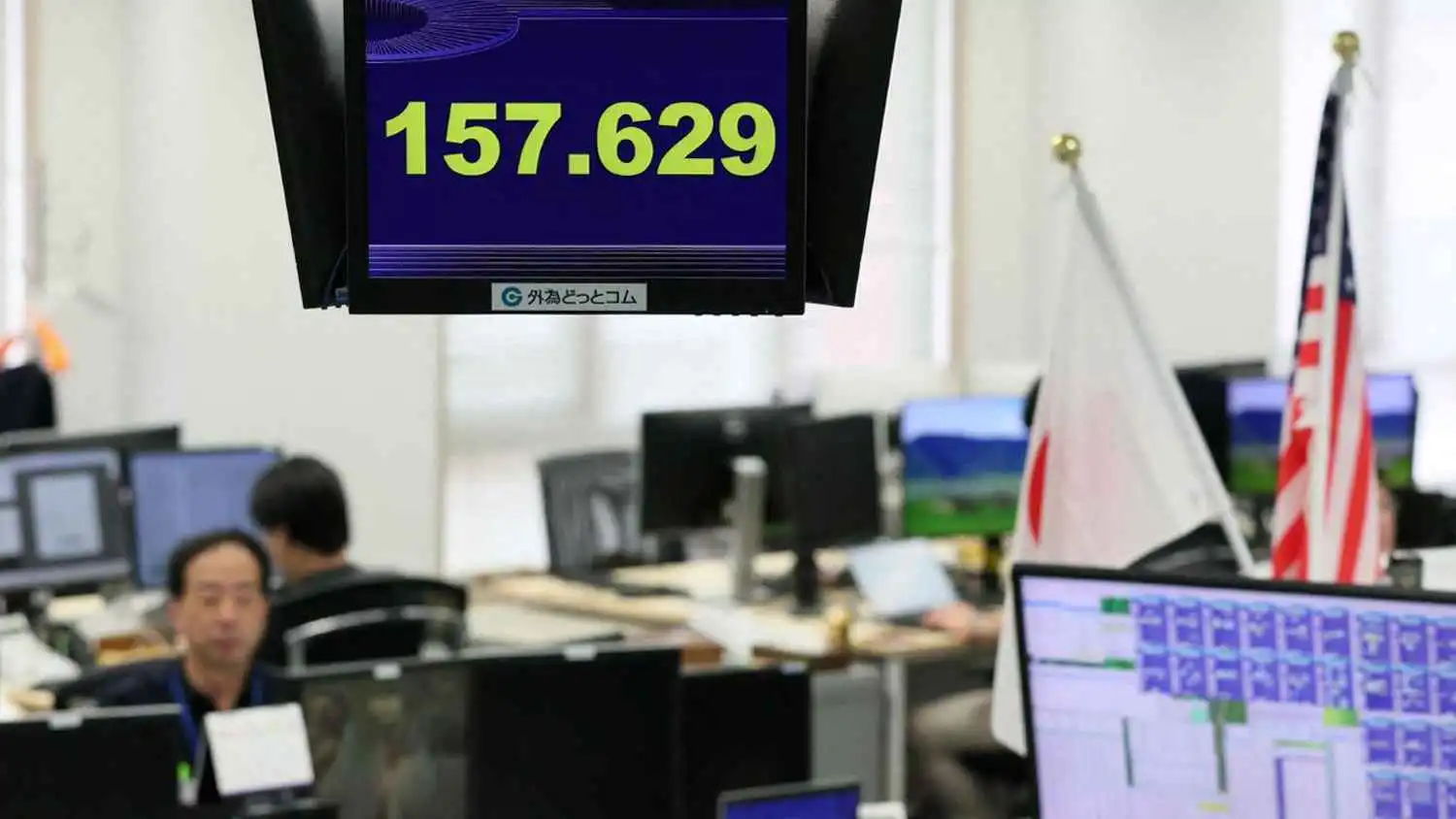 لوحة إلكترونية تعرض سعر صرف الين الياباني مقابل الدولار الأميركي في حي ميناتو، طوكيو، اليابان، في 5 أغسطس 2026