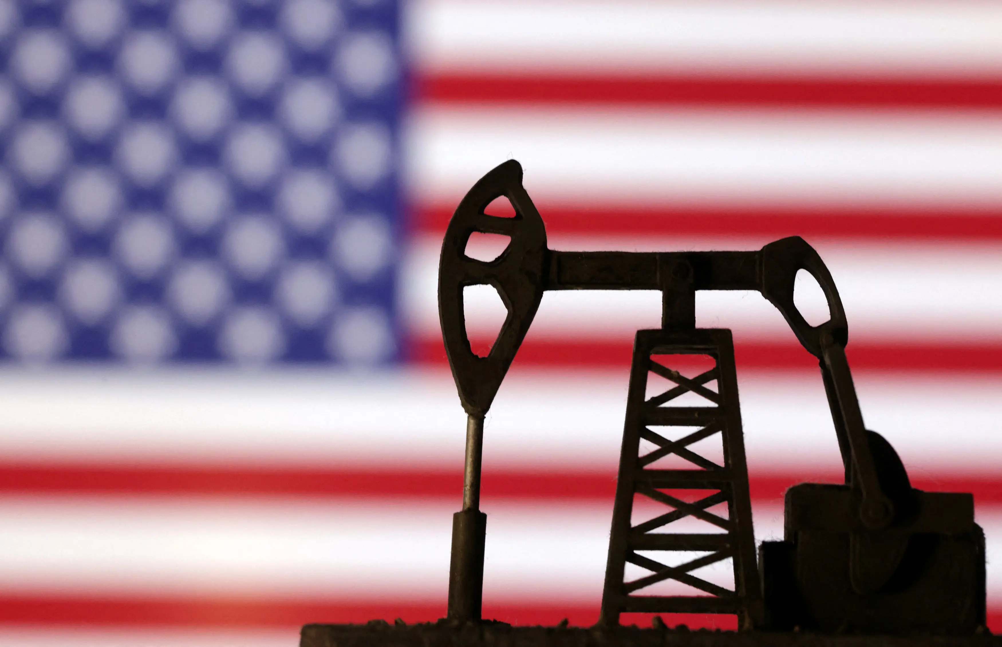 أسعار النفط تنخفض مع ارتفاع المخزونات الأميركية وقوة الدولار
