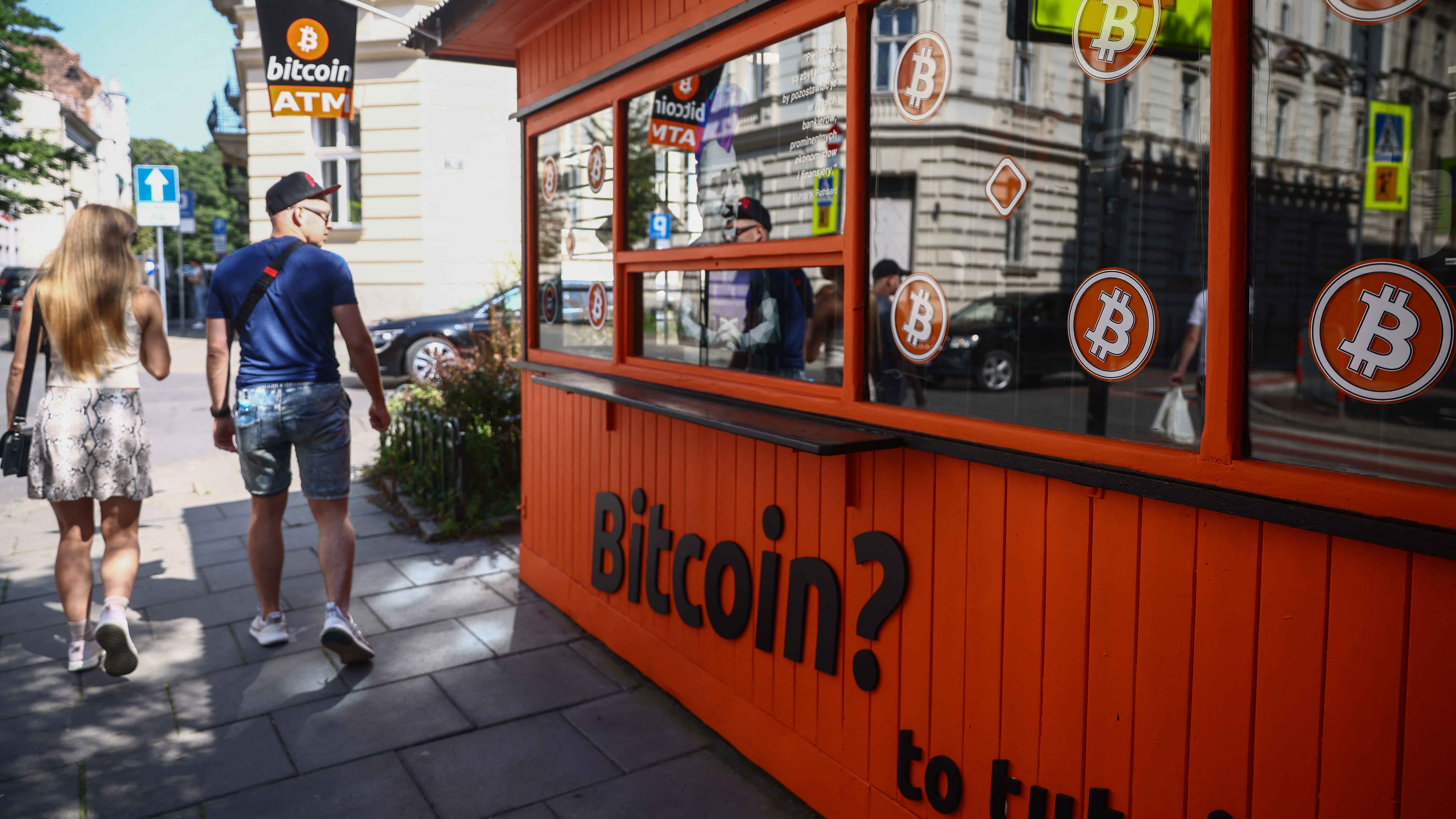 سيناريو انهيار «بيتكوين» يلوح في الأفق.. ليلة مظلمة في تاريخ الكريبتو 