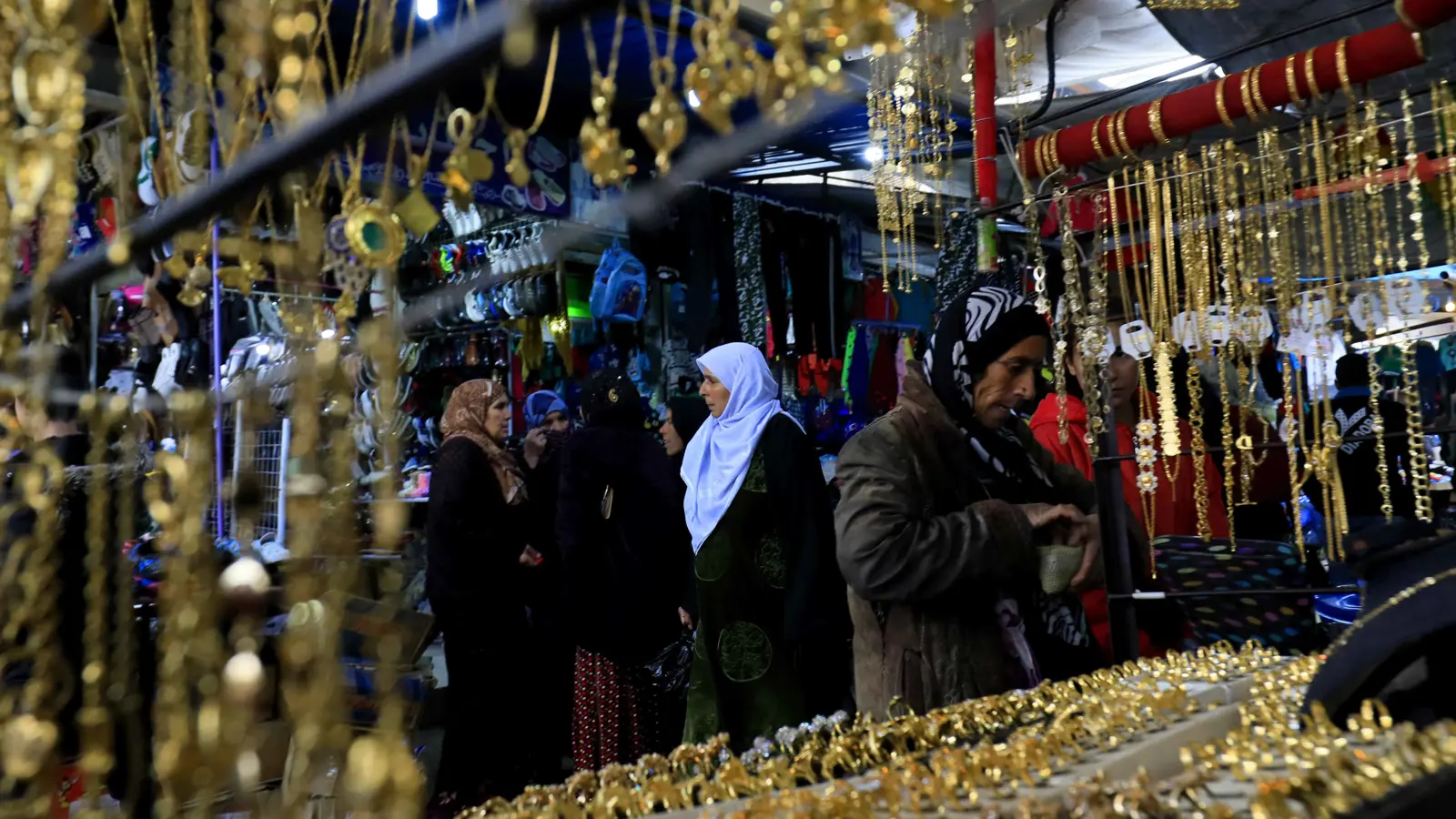 سعر الذهب يواصل تراجعه في سوريا اليوم بضغط من هبوط المعدن عالمياً