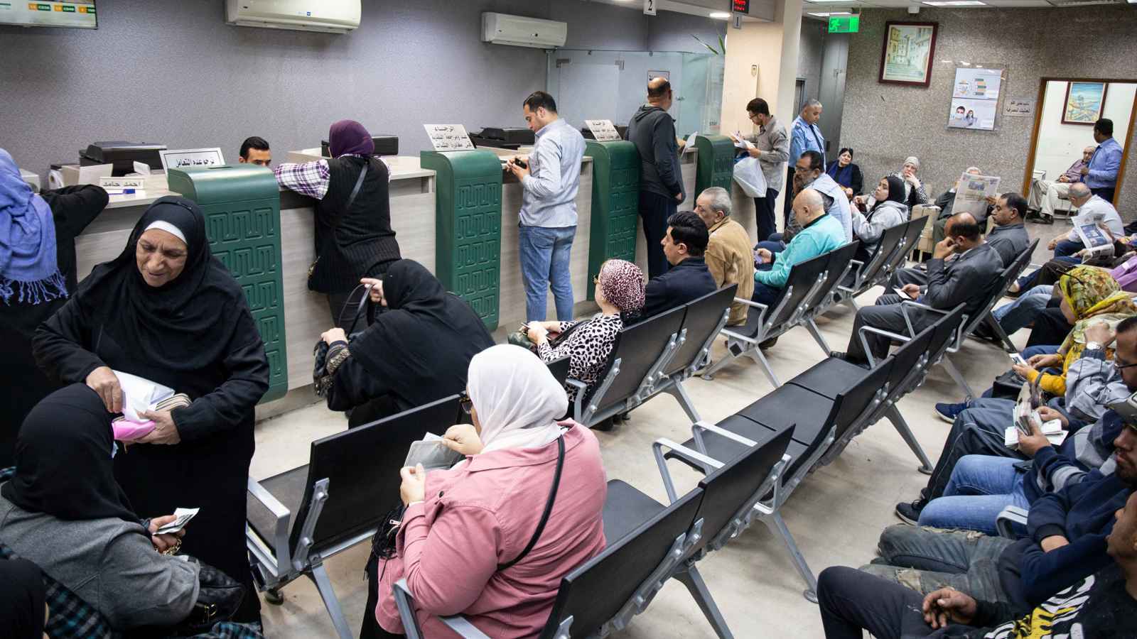 مصر ترفع مؤقتاً الحد اليومي للسحب النقدي من فروع البنوك