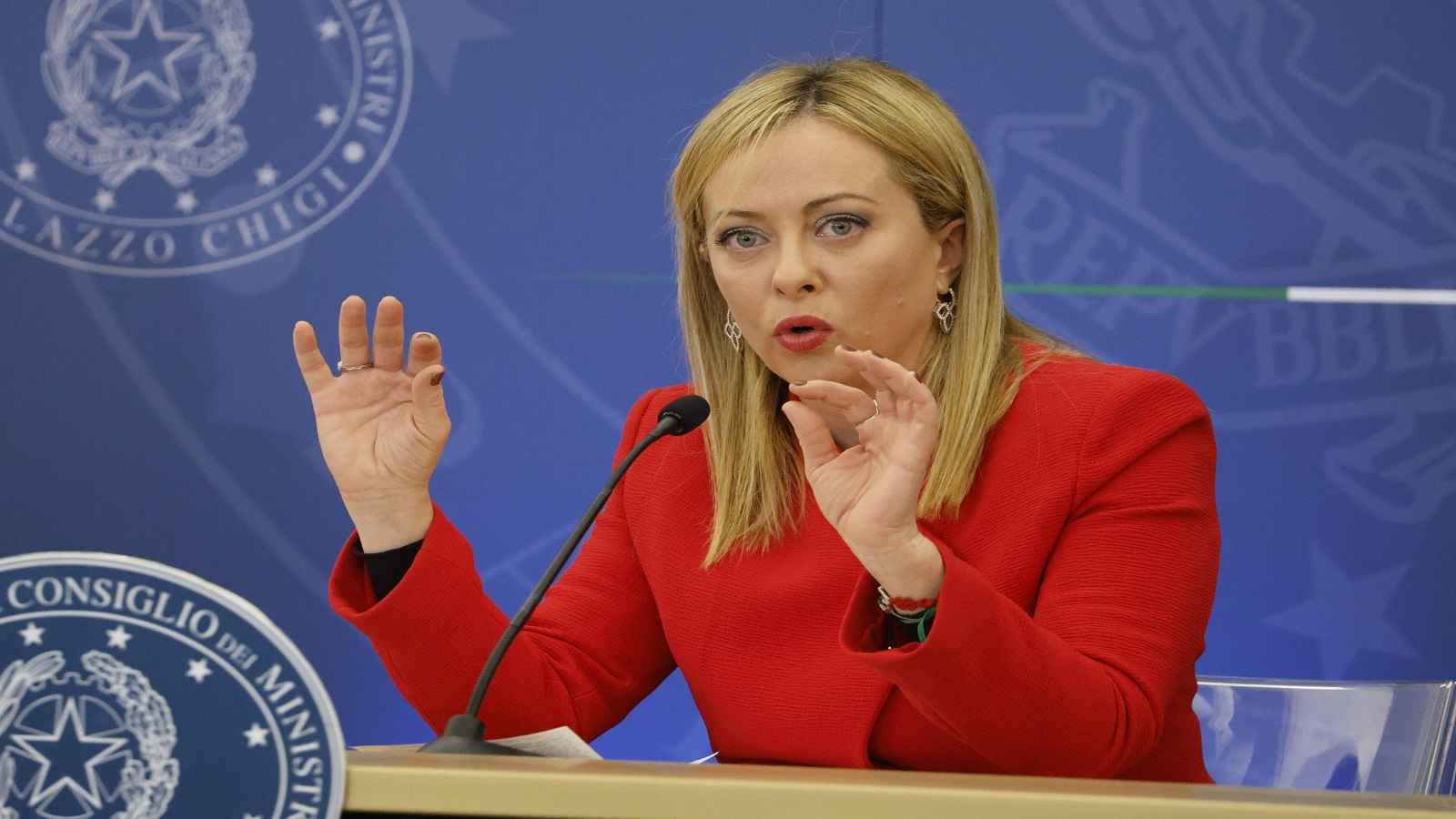 عجز إيطاليا يتجاوز سقف الاتحاد الأوروبي ويزيد الضغوط على الحكومة 