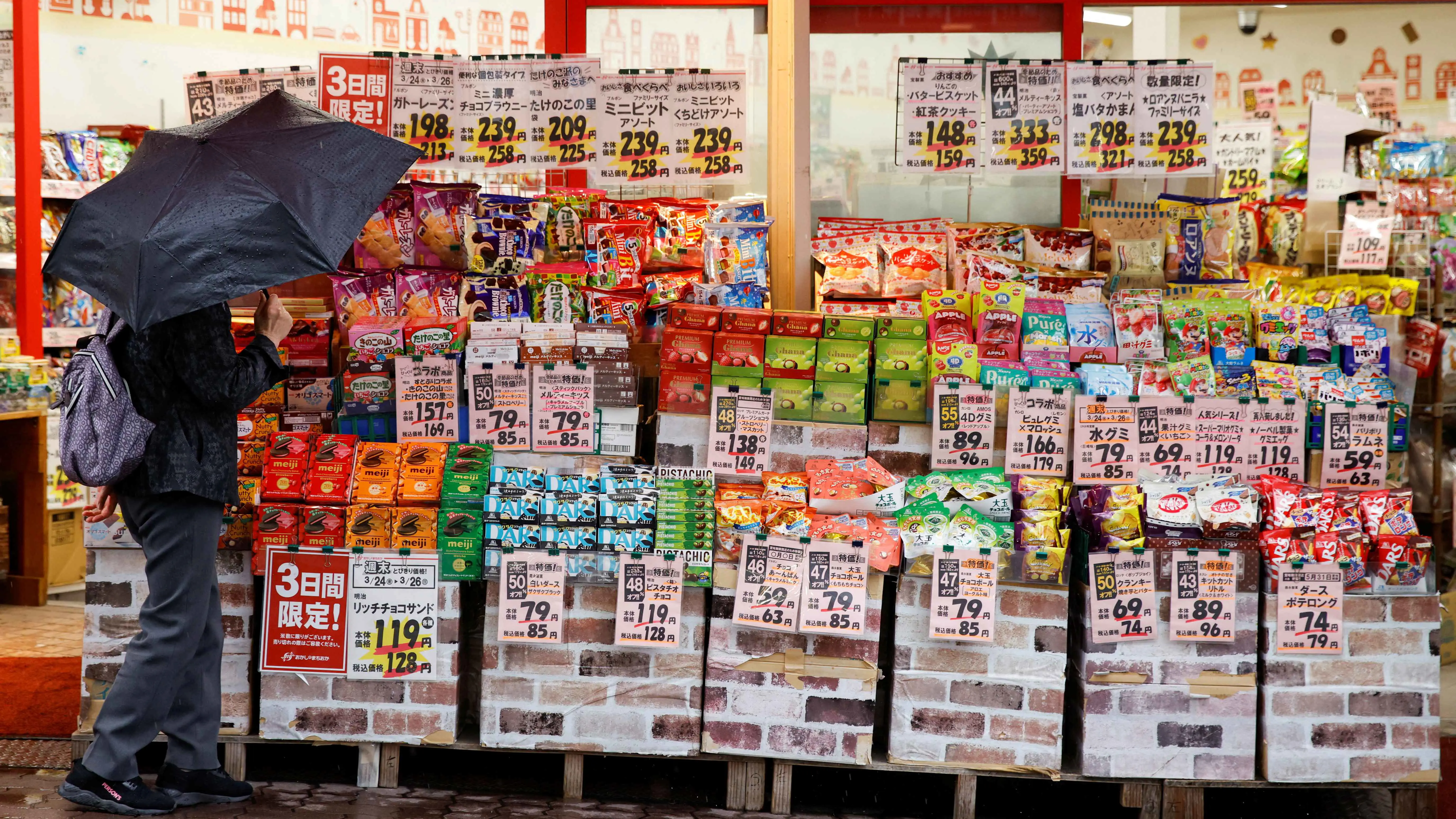 التضخم في اليابان يخرج عن التوقعات والين يتراجع خطوة للوراء