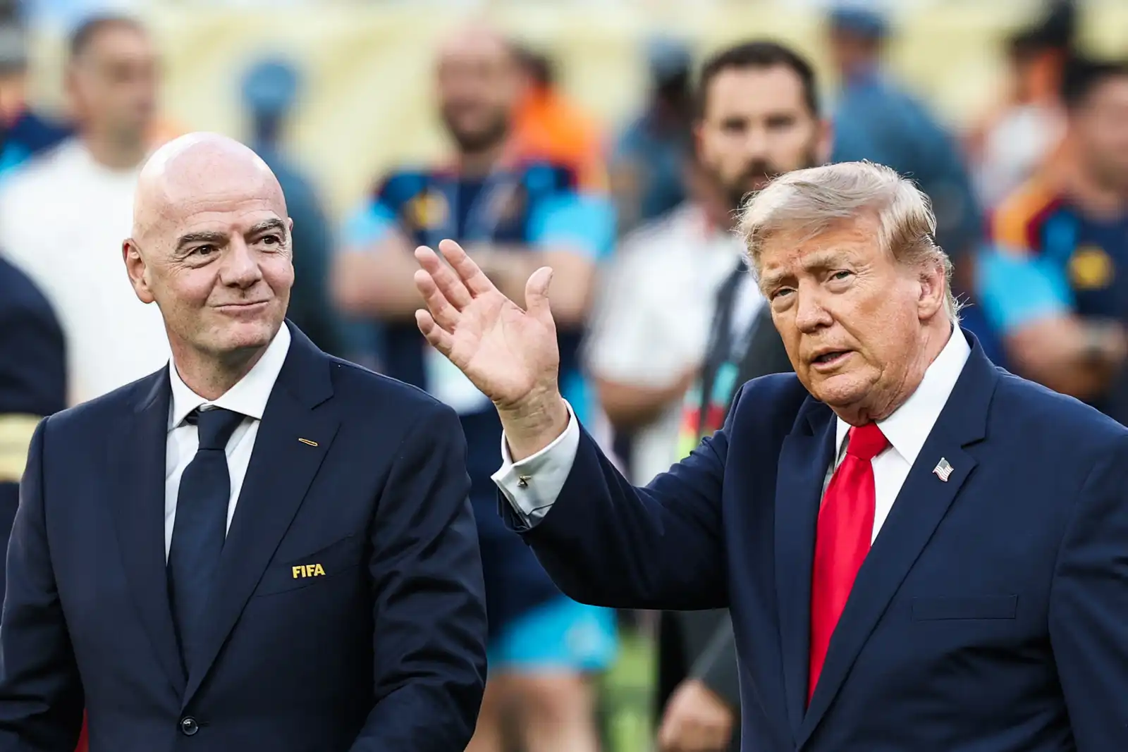 الرئيس الأميركي دونالد ترامب إلى جانب رئيس الاتحاد الدولي لكرة القدم (فيفا) جياني إنفانتينو خلال حفل نهائي كأس العالم لكرة القدم 2026 ، ملعب نيوجيرسي - 19 يوليو 2026.