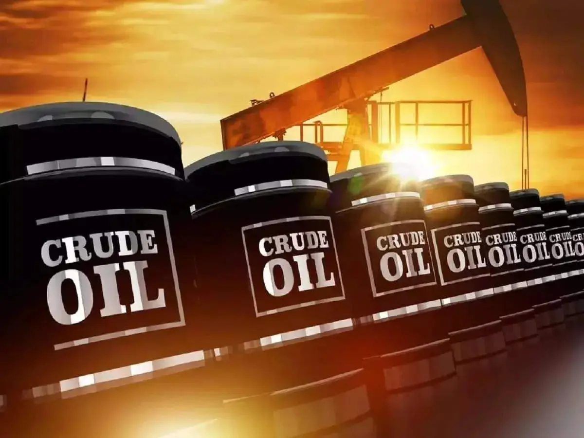 النفط يهبط لقاع عام ويخسر 5% في لحظات