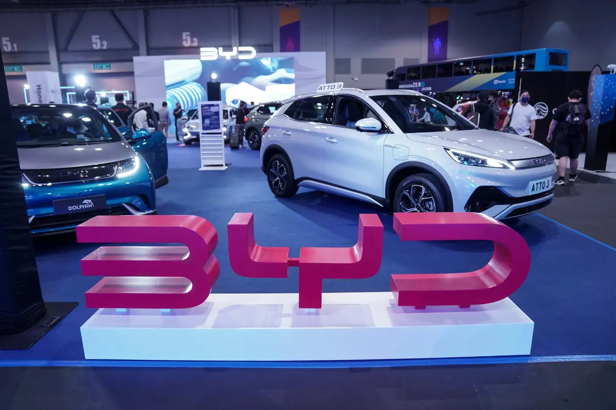 BYD تتجاوز تسلا قريباً لتتصدر عرش السيارات الكهربائية