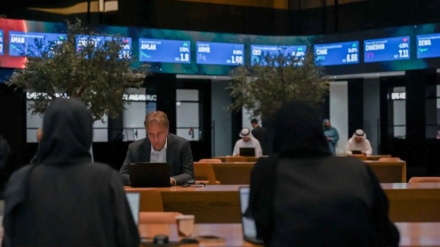 الأسهم الإماراتية تتخلى عن مكاسبها المبكرة بنهاية تداولات الأسبوع