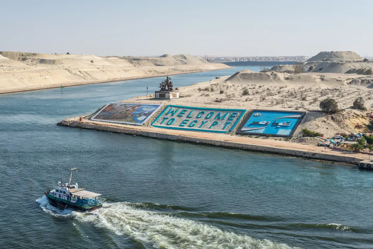 مصر.. الدفع بـ 4 قاطرات لسحب سفينة حاويات تعطلت بقناة السويس