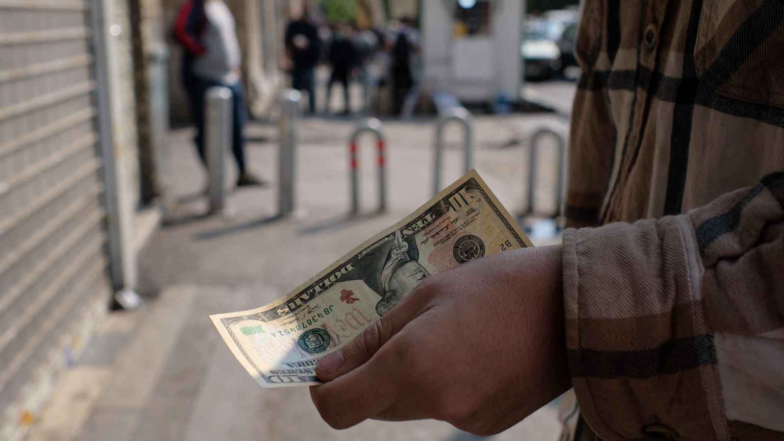 هل الدولار في مأزق؟.. أطول فترة هبوط في 50 عاماً