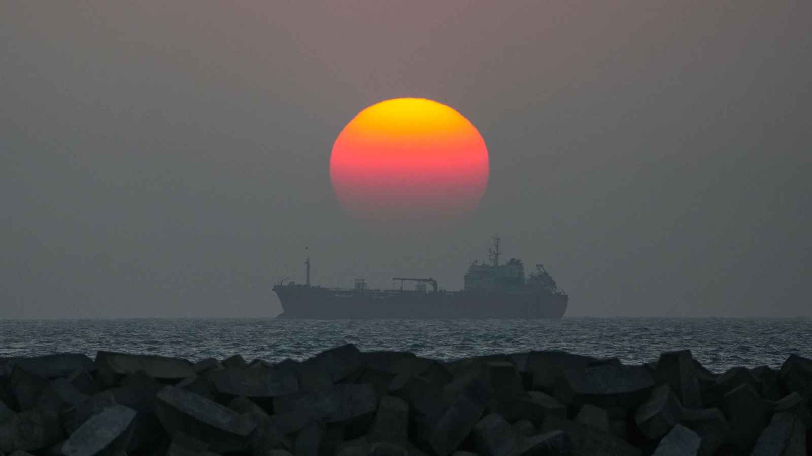 النفط عند مفترق الطرق.. مفاوضات إيران تشعل علاوة المخاطر 