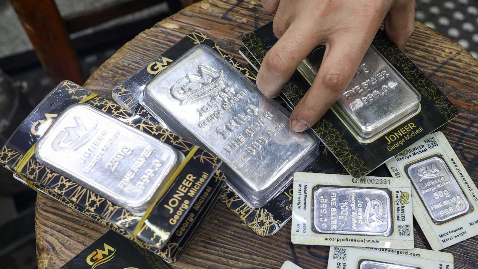 الفضة تتجاوز 100 دولار وسط اضطرابات عالمية تُشعل الإقبال على الملاذات 