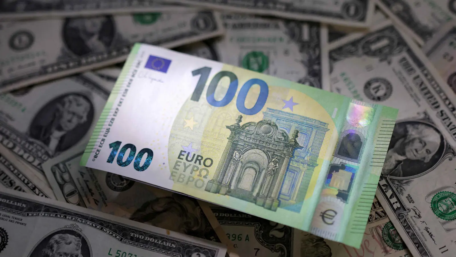 التحليل الفني: زوج EUR/USD  يشكل نموذج القمة المزدوجة