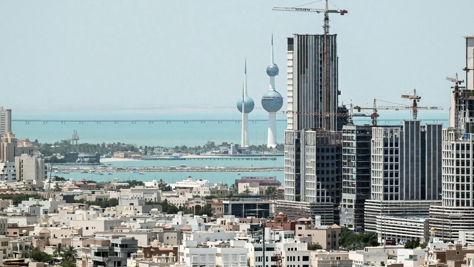 أبراج الكويت بجانب مباني شاهقة يجري بناؤها، مدينة الكويت، 8 مايو 2024.  