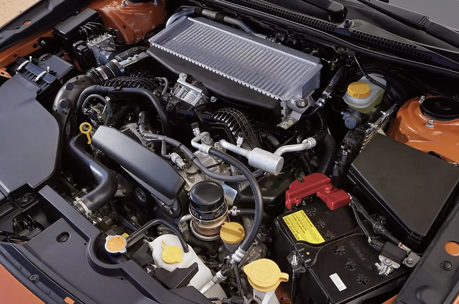 حجرة محرك Subaru Boxer مزود بشاحن توربيني ومبرد هواء علوي.