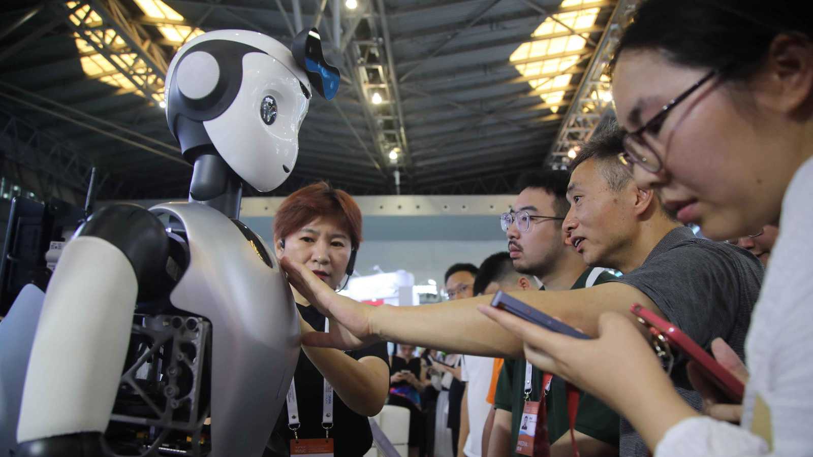 رقائق أم نحاس أم بنية تحتية أين تضع أموالك في ثورة الذكاء الاصطناعي؟ 