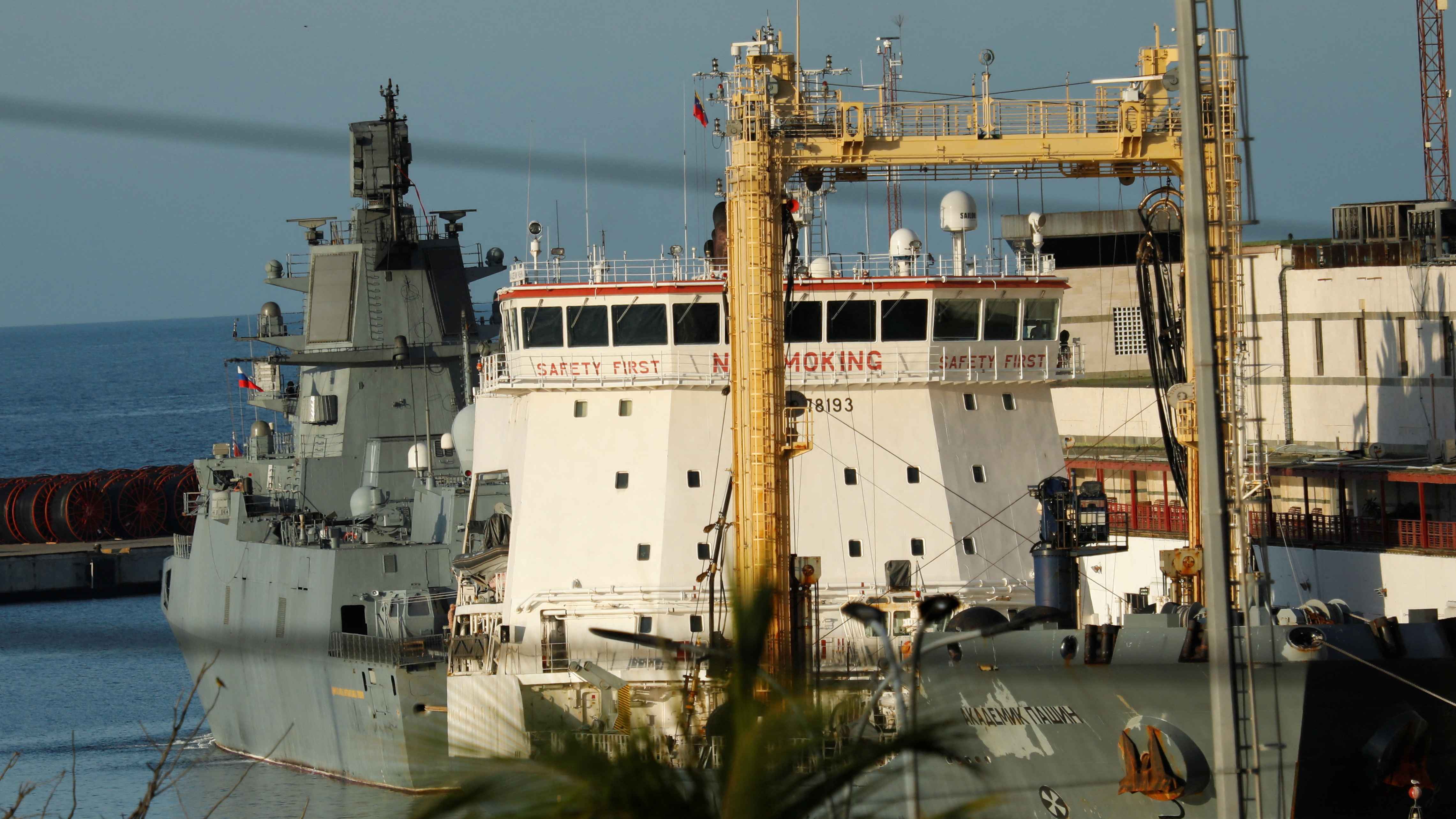 النفط يقتات على الأزمات.. واشنطن تصطاد سفن فنزويلا 