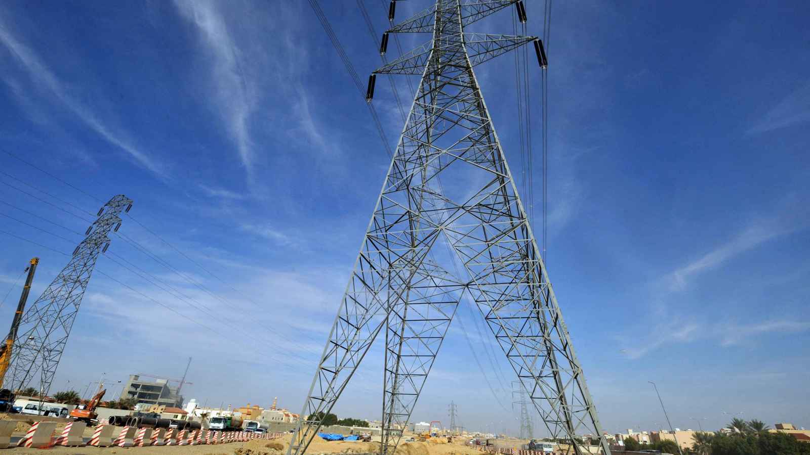 اقتصاديون سعوديون لـ«إرم بزنس»: الربط الكهربائي مع مصر الأضخم بالمنطقة 