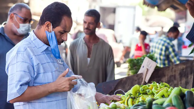 مصر تدعم العمال بزيادة الأجور.. هل تواجه التضخم؟