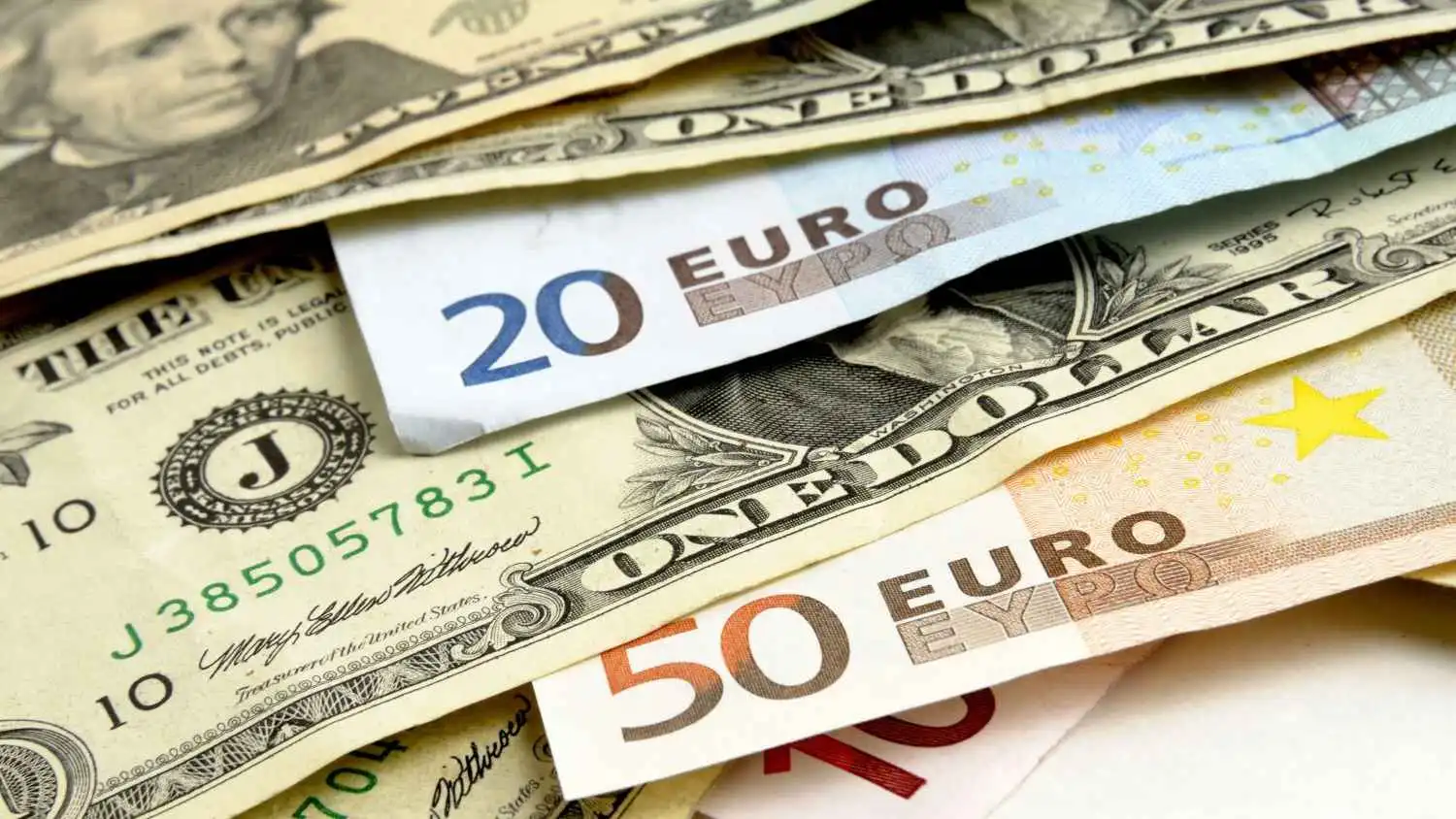 أوراق نقدية من الدولار الأميركي واليورو ضمن صورة توضيحية ملتقطة يوم 22 أكتوبر 2025.