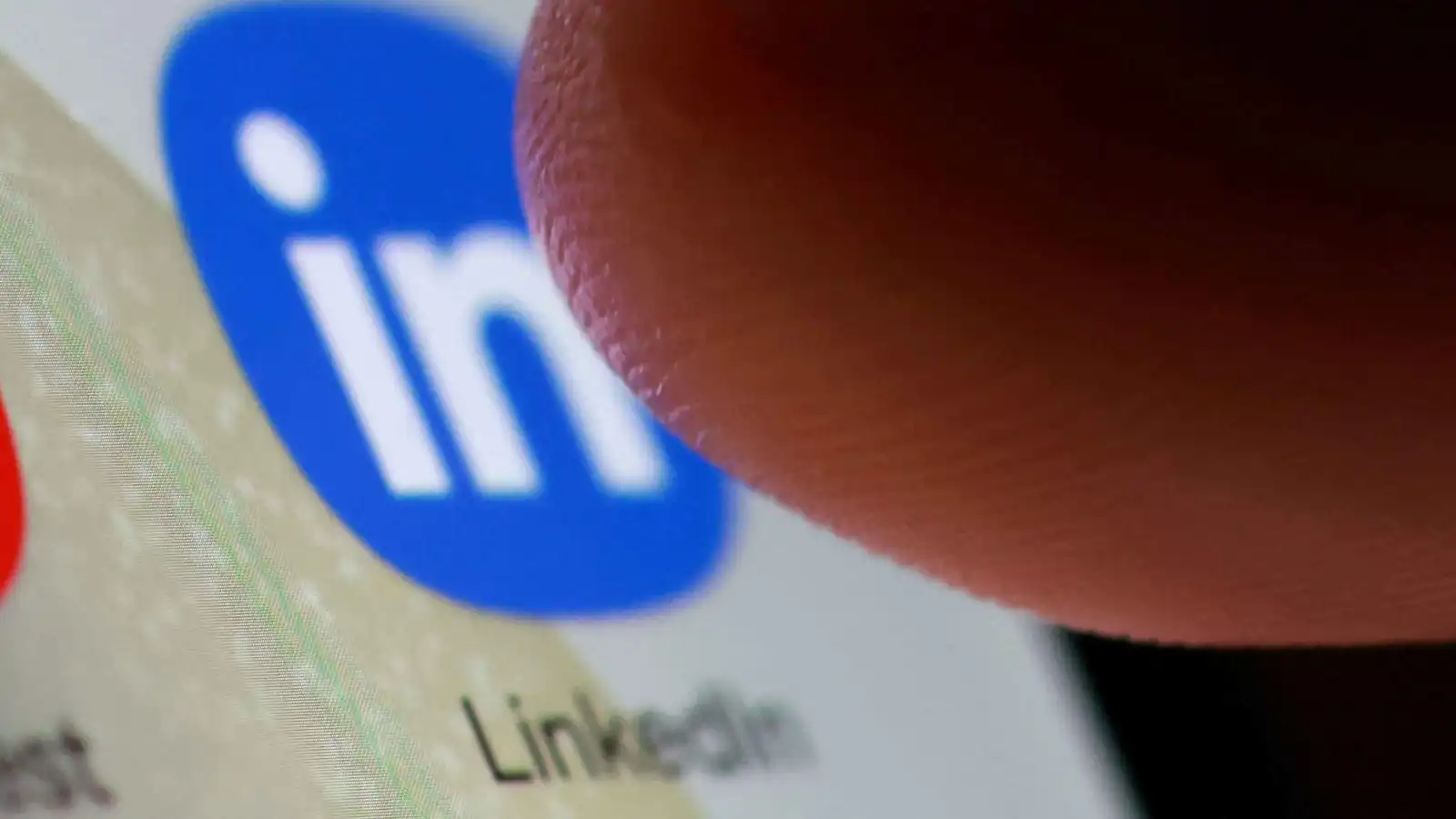 «لينكد إن» تستعد لتسريح 5% من موظفيها ضمن إعادة هيكلة داخلية