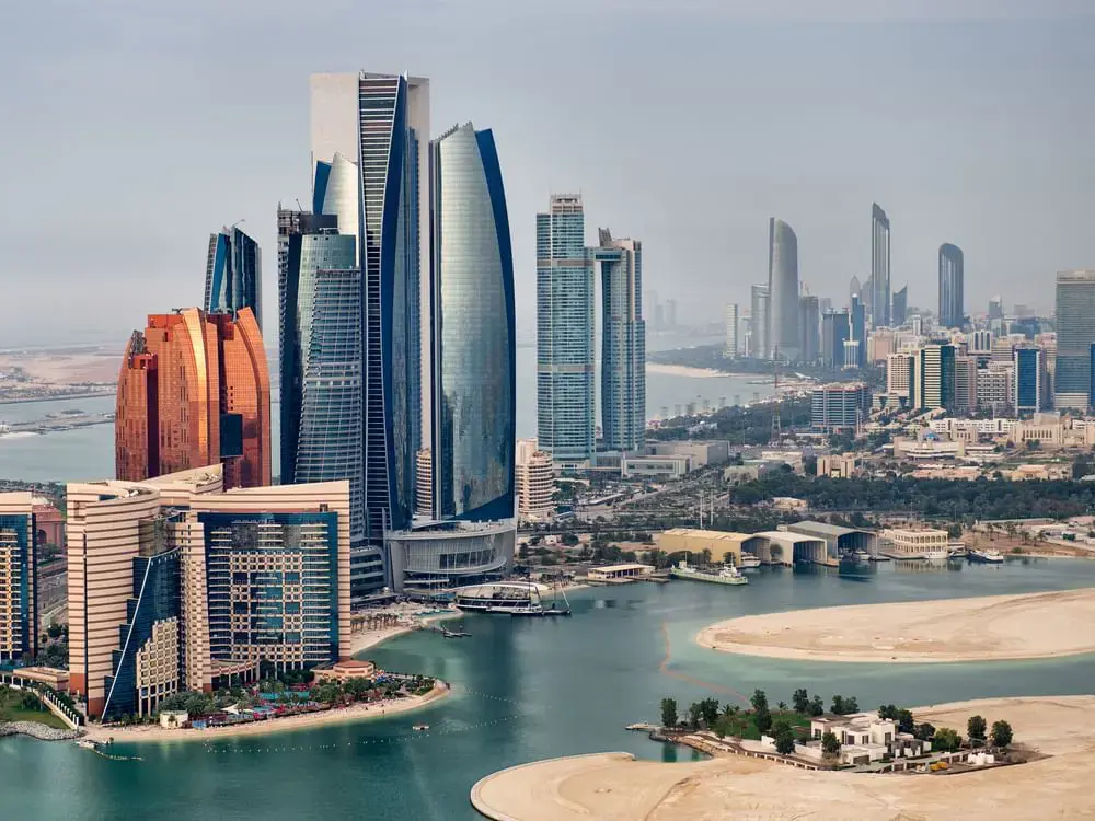 أبراج ومبان سكنية وتجارية في مدينة أبوظبي