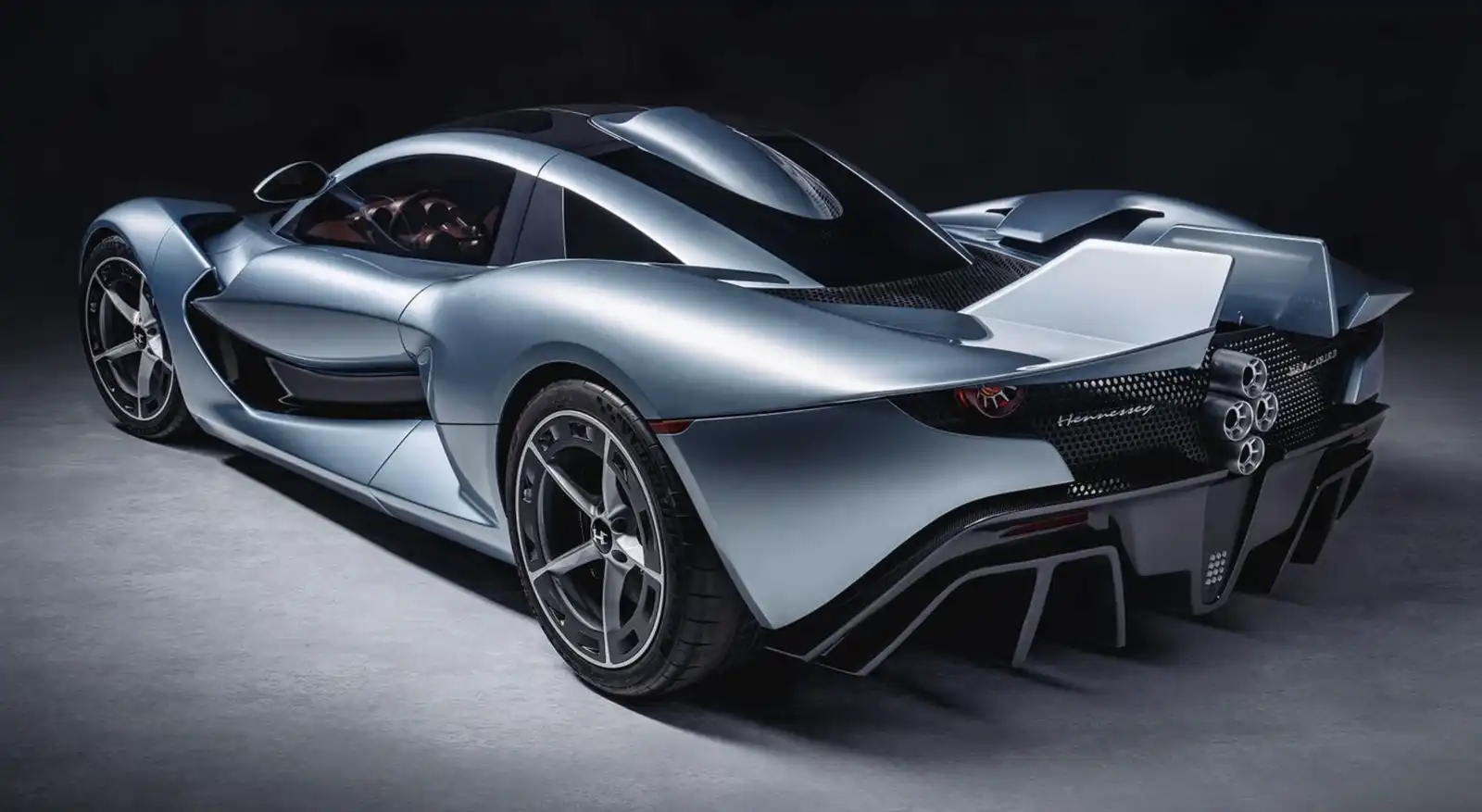 سيارة Hennessey Blackbird الخارقة من الجهة الخلفية