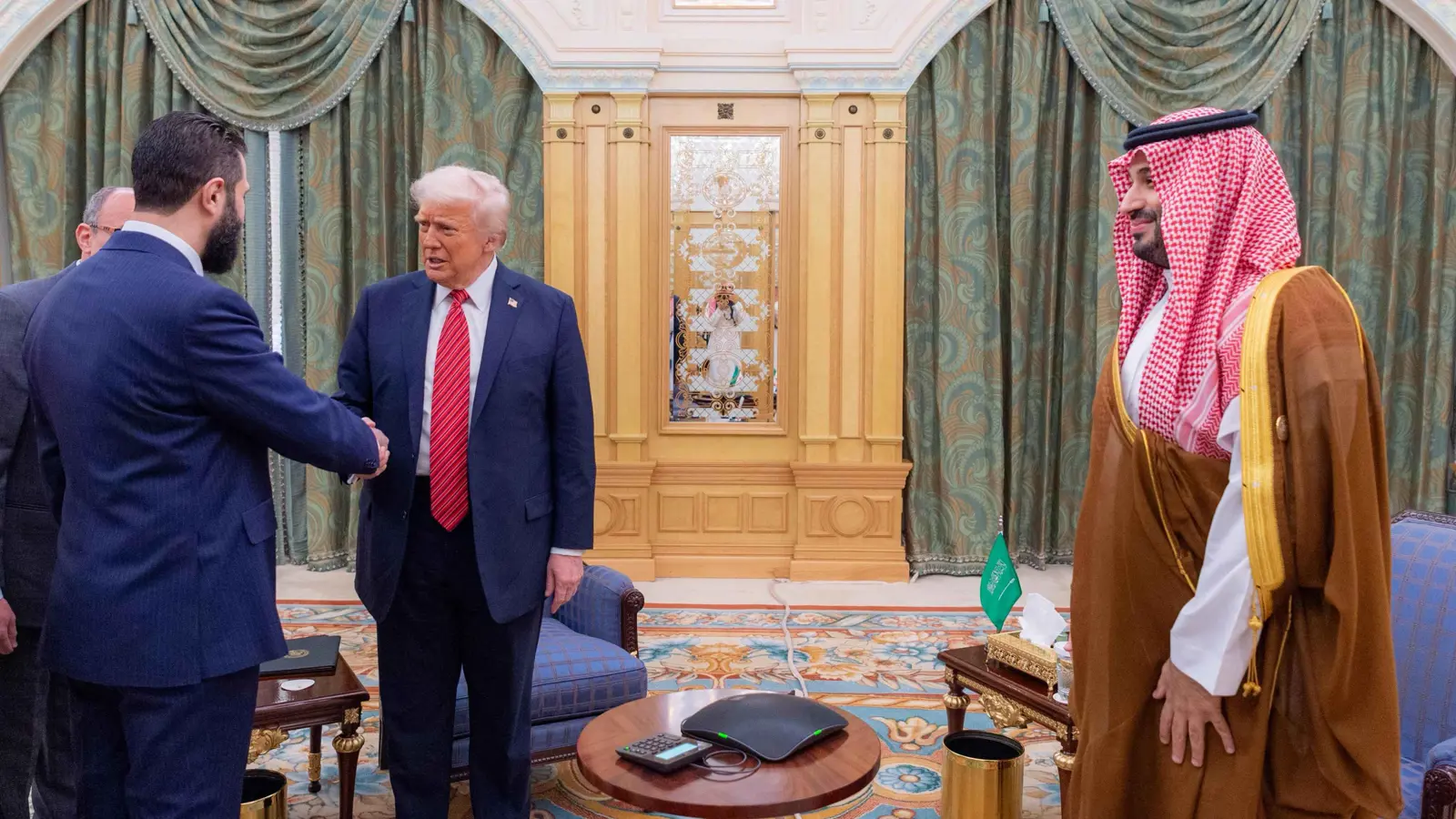 ترامب: ندرس تطبيع العلاقات مع الحكومة السورية الجديدة