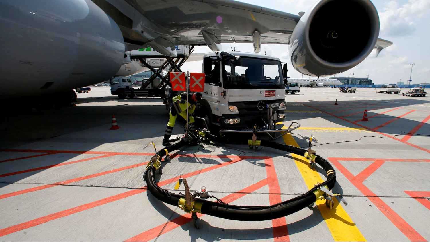 نقص وقود الطائرات يهدد موسم السفر الصيفي في أوروبا 