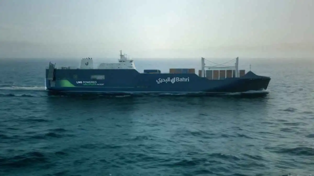 «البحري» السعودية تؤكد تعرض سفينة تابعة لها لحادث أمني في البحر الأحمر
