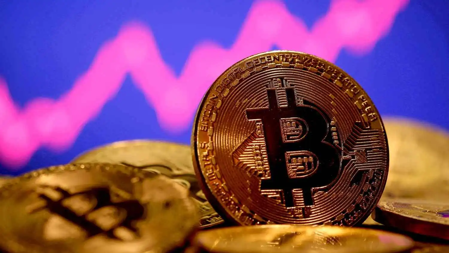 البيتكوين تنتعش بعد استقطاب مشترين واستيعاب ضغوط البيع