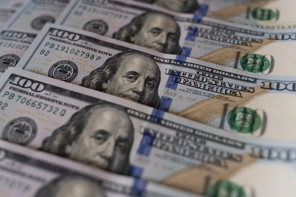 الدولار يقترب من أول انخفاض أسبوعي في 2024