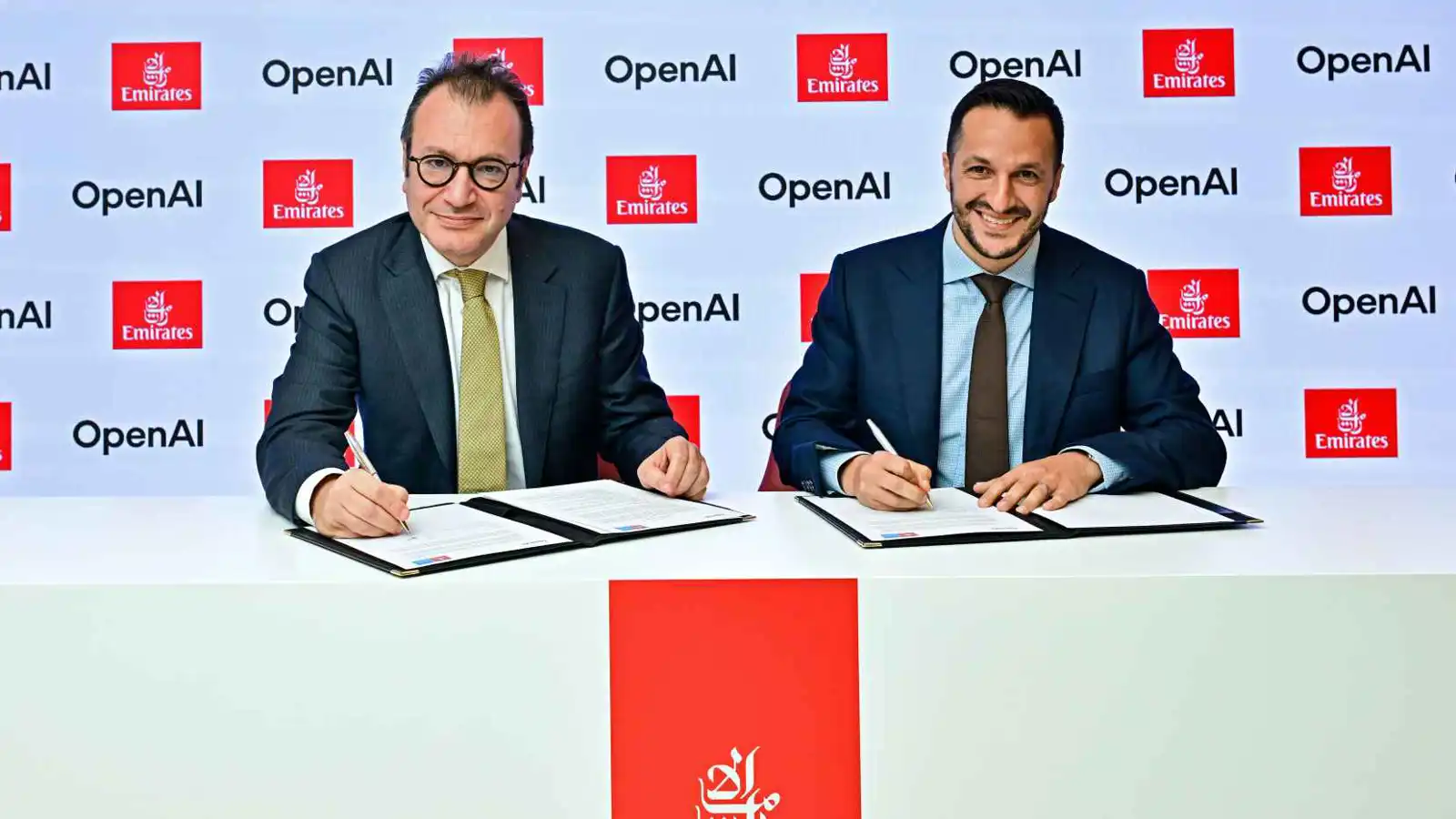 «طيران الإمارات» تعزز تبنّي تقنيات الذكاء الاصطناعي مع «أوبن إيه آي»