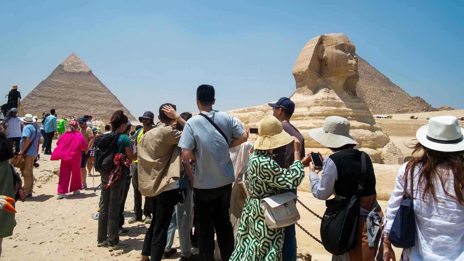 مصر تستقبل 12.7 مليون سائح وتحقق 12 مليار دولار إيرادات خلال 8 أشهر 