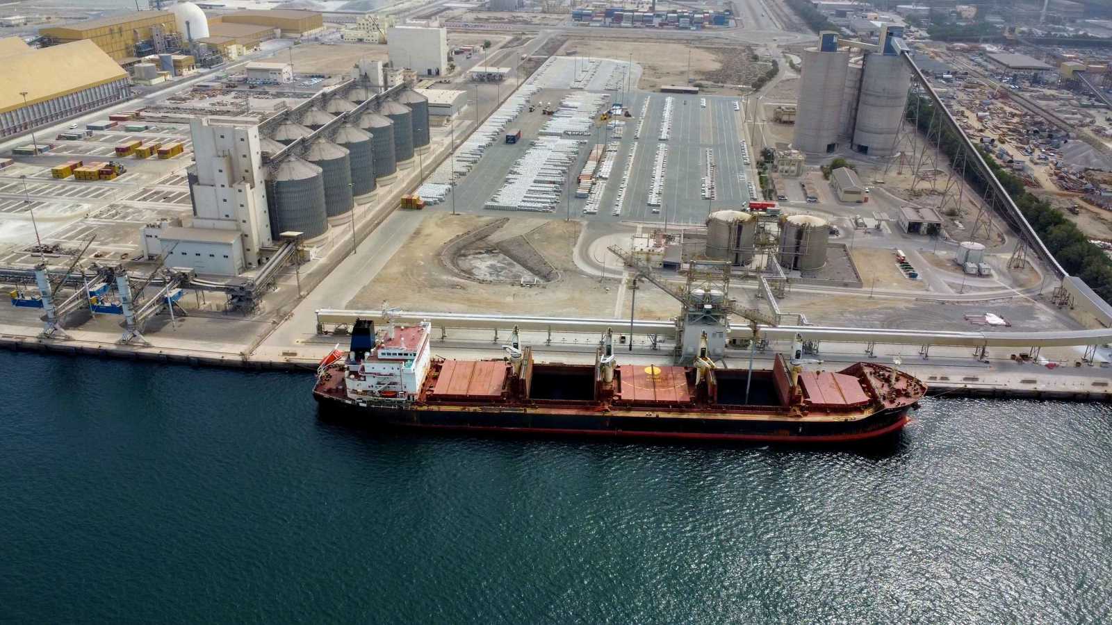 عُمان.. التبادل التجاري يتراجع 3% مسجلاً 105 مليار دولار في 2025 