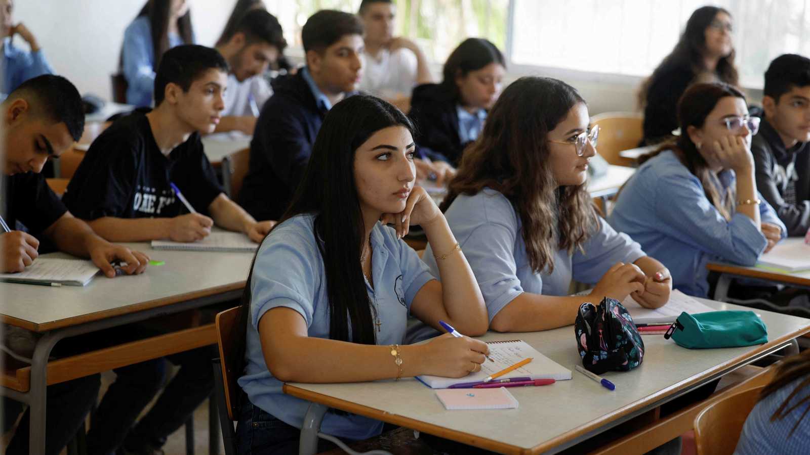 عقدٌ من الانهيار المالي.. التعليم الرسمي أمام أكبر أزمة بتاريخ لبنان 