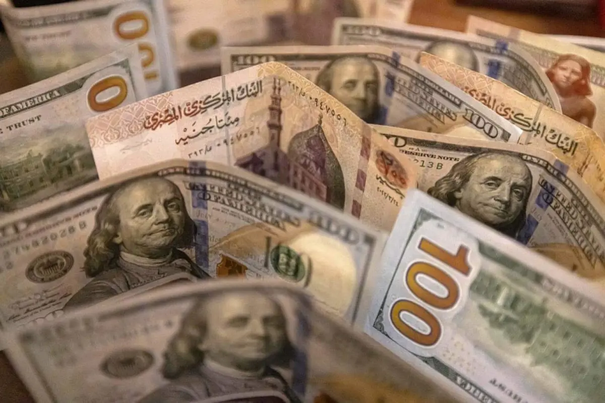 الجنيه المصري يقترب من انخفاض تاريخي مقابل الدولار
