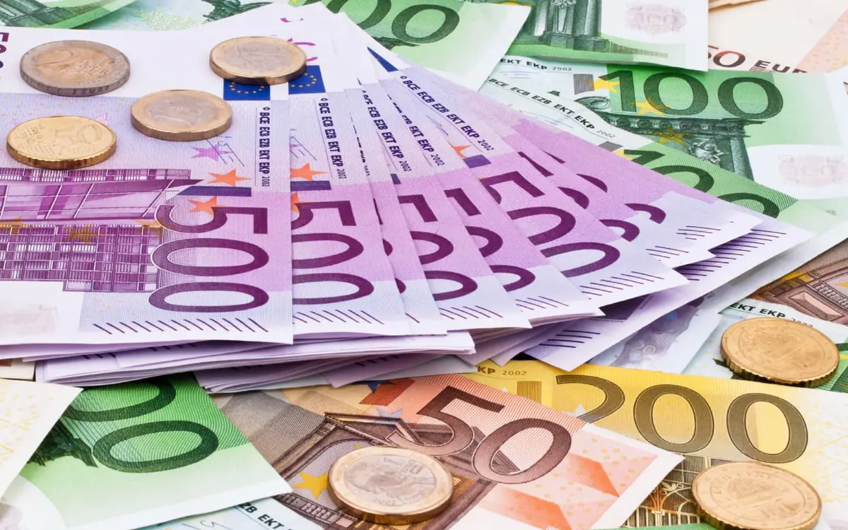 انخفاض اليورو والجنيه الإسترليني بفعل التباطؤ في منطقة اليورو وبريطانيا

