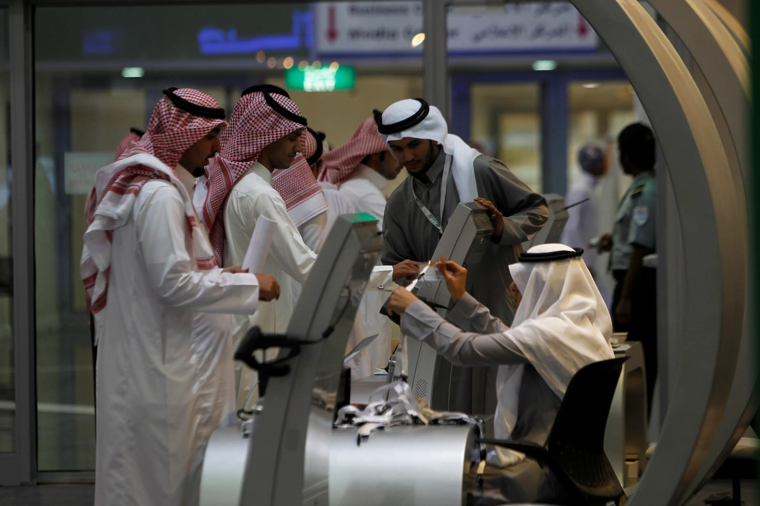 القطاع الخاص السعودي "غير النفطي" يتباطأ لأدنى مستوى في 29 شهراً