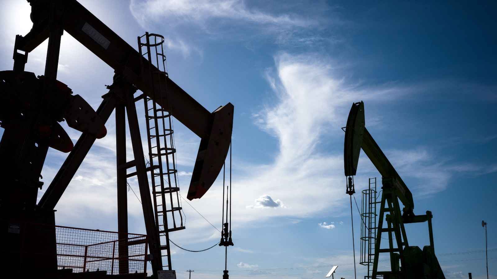 رغم التوترات.. النفط يسجل خسائر أسبوعية وسط مخاوف من فائض المعروض 