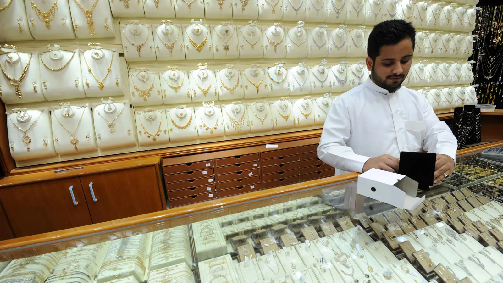 تراجع أسعار الذهب في السعودية اليوم.. و«عيار 24» يسجل 400.7 ريال