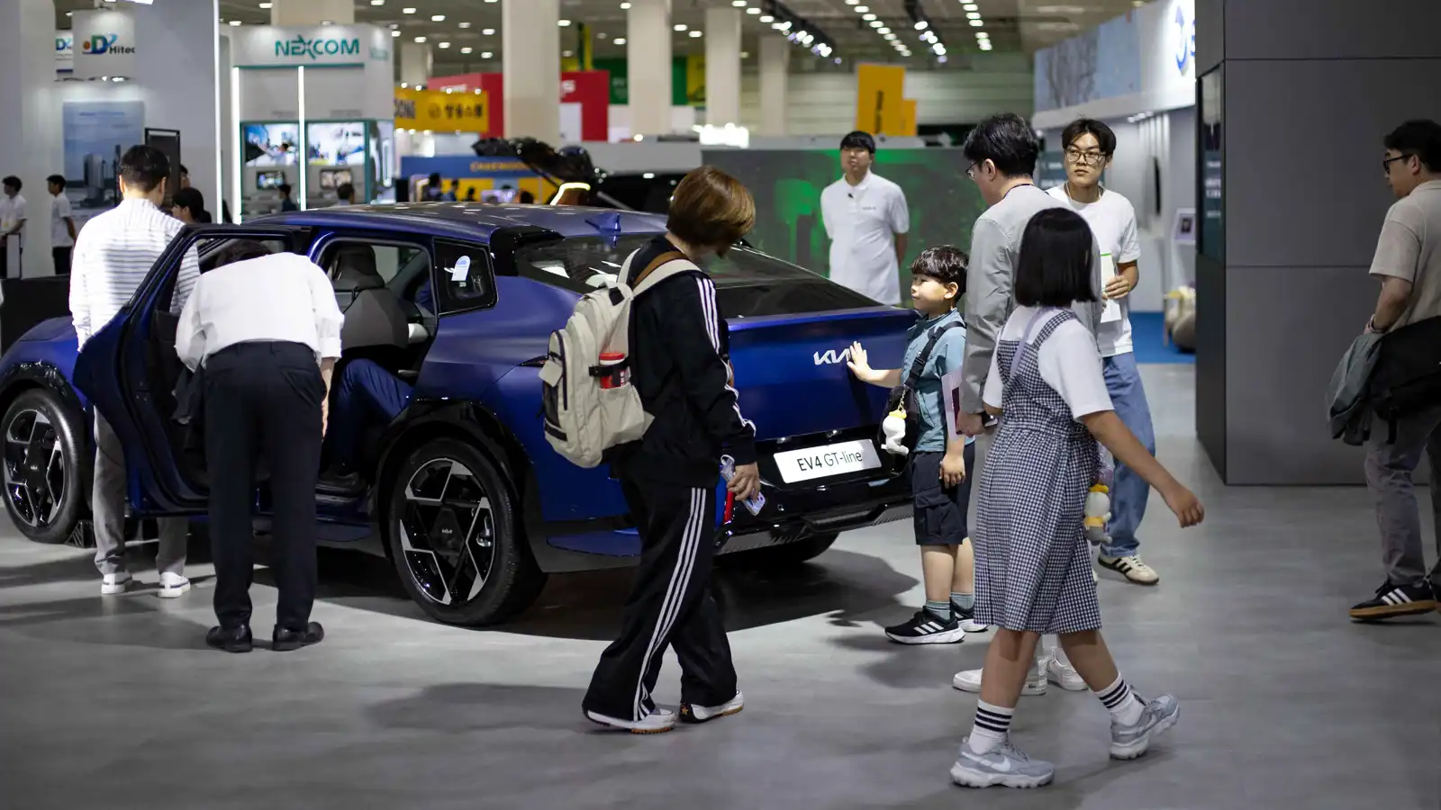 زوار يستكشفون سيارة EV4 في جناح كيا خلال معرض EV Trend Korea 2025، في مركز كوكس بمنطقة غانغنام، سيول، كوريا الجنوبية، يوم 5 يونيو 2025
